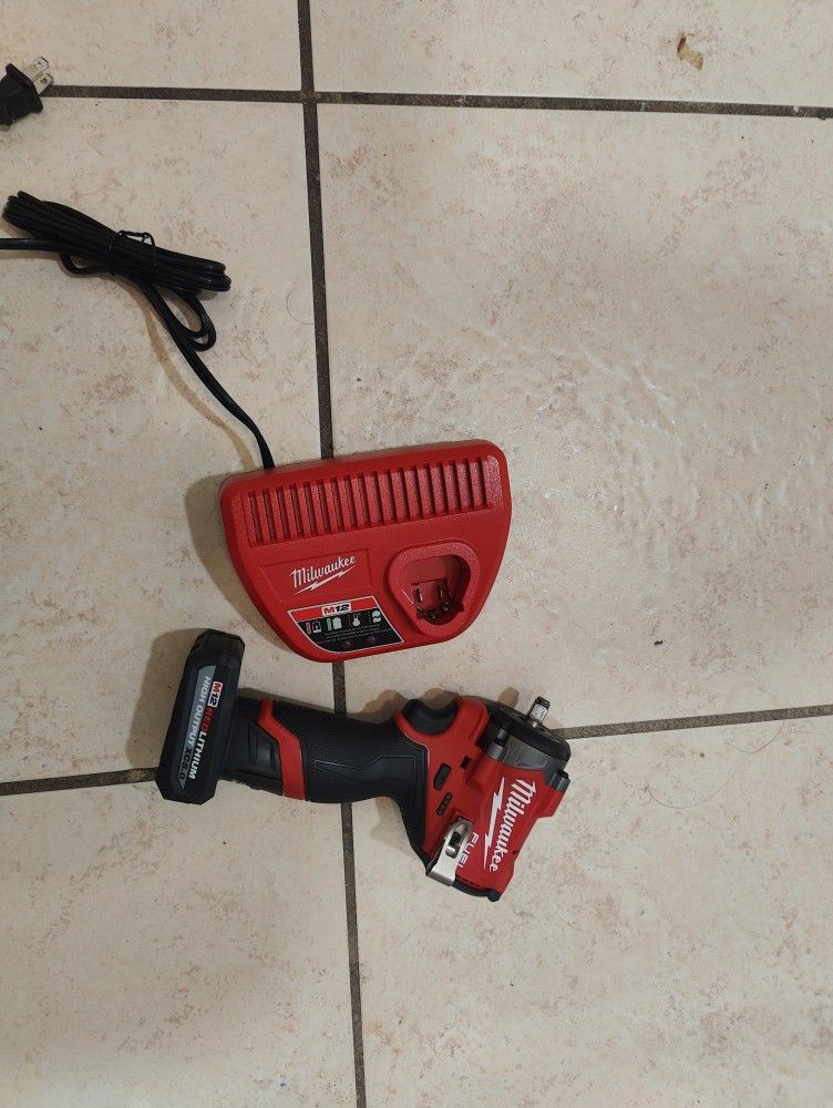 Milwaukee M12 Stuby 3/8 550 Food Pound Whit One Battery 5.0ah HP And Charger