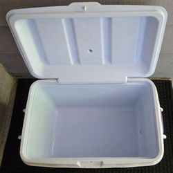 34 qt Rubbermaid Cooler Chest