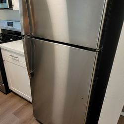 Insignia"
18 Cu. Ft.
Top-Freezer
Refrigerator 