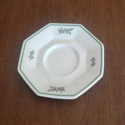 Nikko CHRISTMAS TIME Classic collection  OCTAGON  Saucer 6" Made in Japan.
Pre-owned, very good shape, no chips or cracks. May have some crazing 
due 