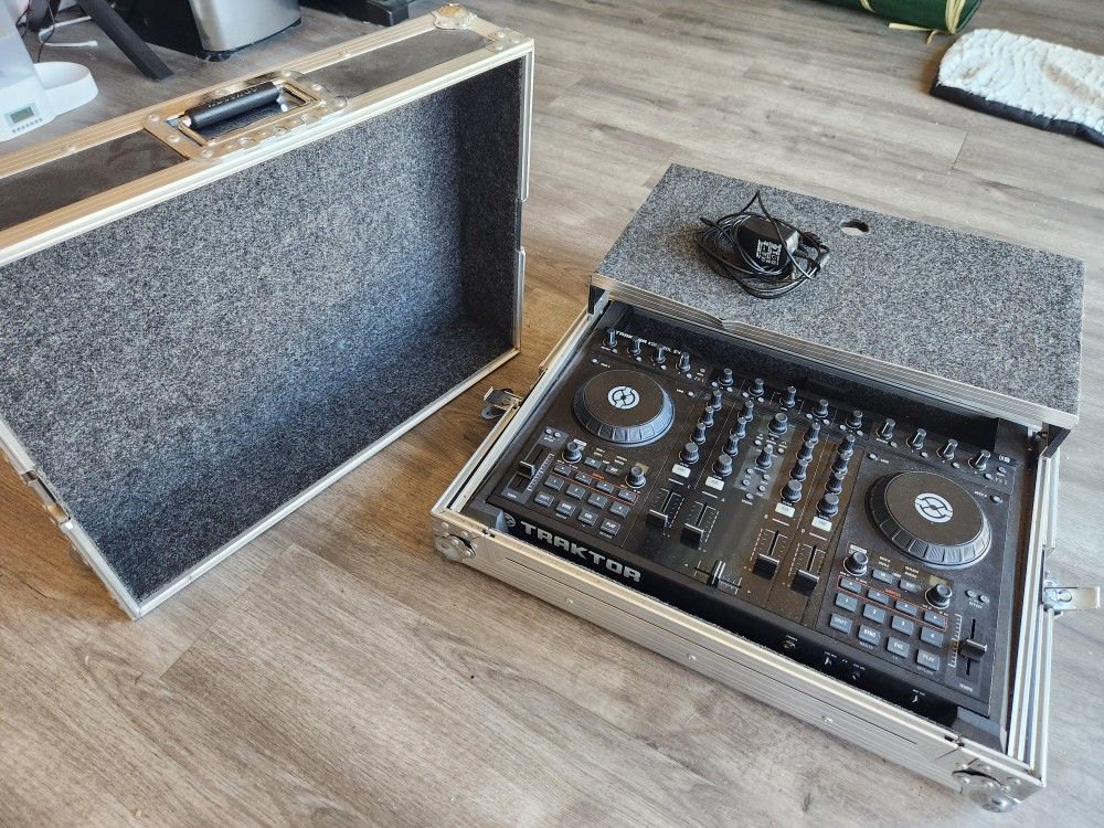 Traktor Kontrol S4 Controller w/ Flight Glide Case
