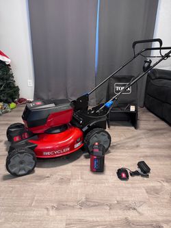 IMMEDIATELY AVAILABLE BRAND NEW TORO RECYCLER 60 V MAX 21 INCH CORDLESS SELF-PROPELLED LAWNMOWER 5Ah BATTERY AND CHARGER INCLUDED. COMES IN MANUFACTUR