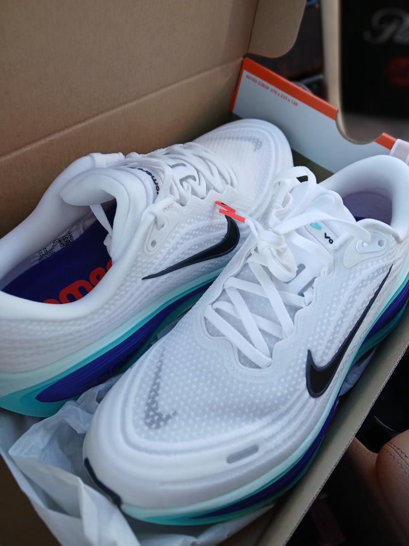 Nike Vomero Plus Road-Running Shoes – Men’s 11.5/ Women’s 13