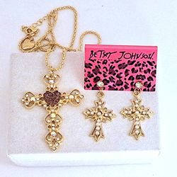 Set: Magnificent Gold cross pendant necklace & filigree cross pearl stud earrings