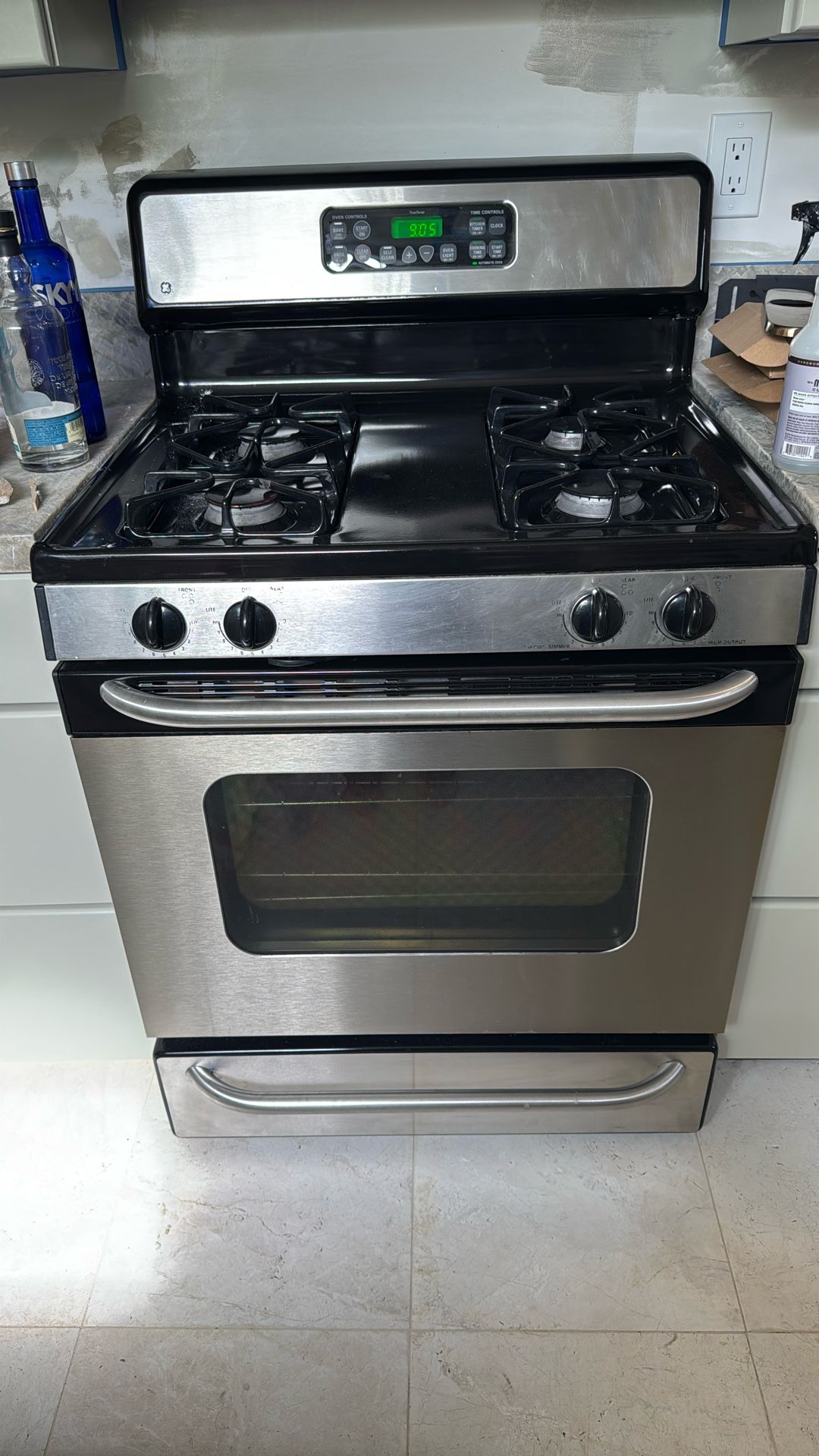 Gas GE Stove Range & Over Range Microwave