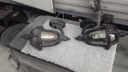 Out door lights in great working shape.