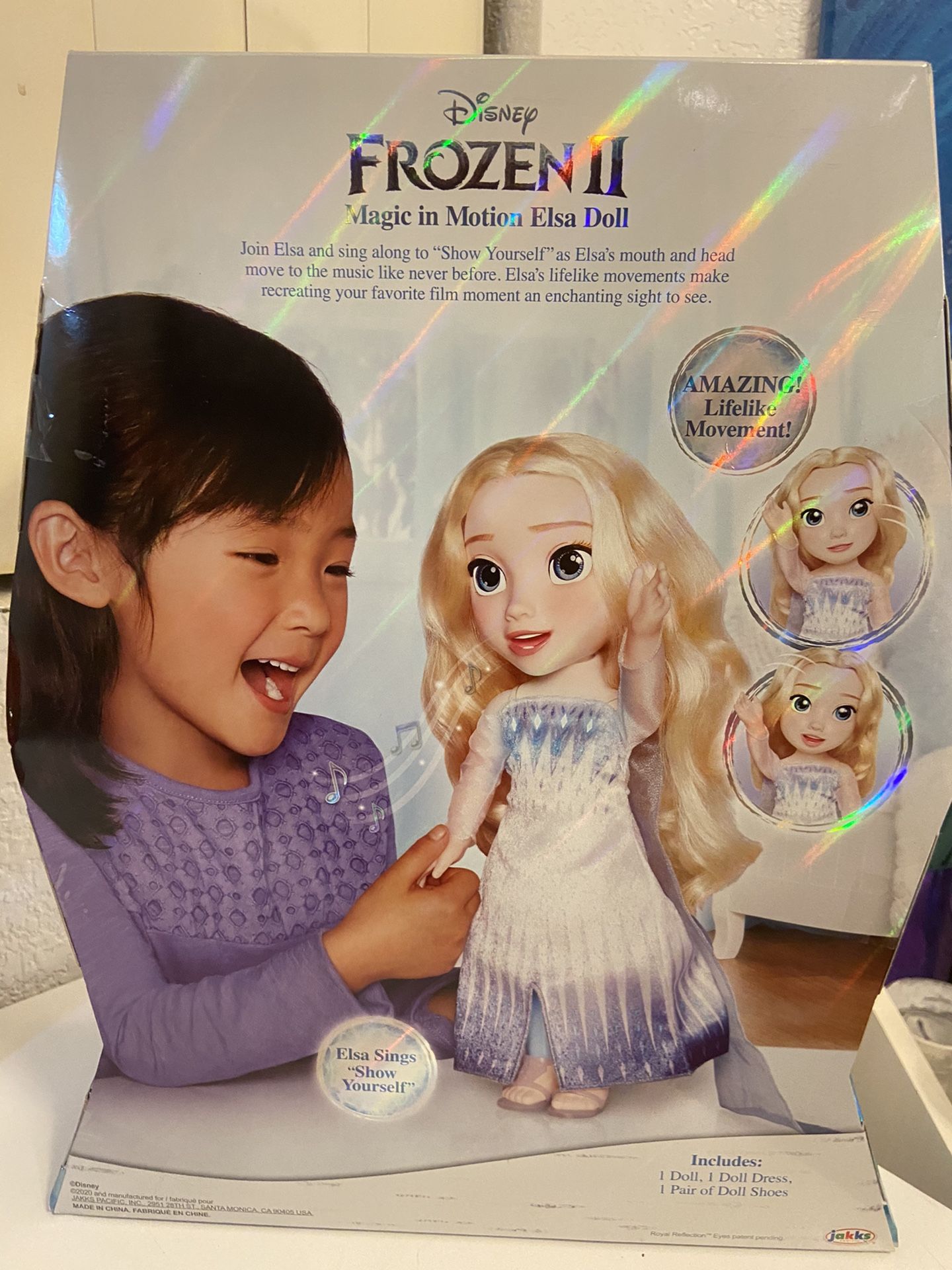 Frozen 2 Magic in Motion Queen Elsa Princess, Fairy & Magic 14" Doll • Elsa’s head and mouth move in synchronization to the music, as she sings Show