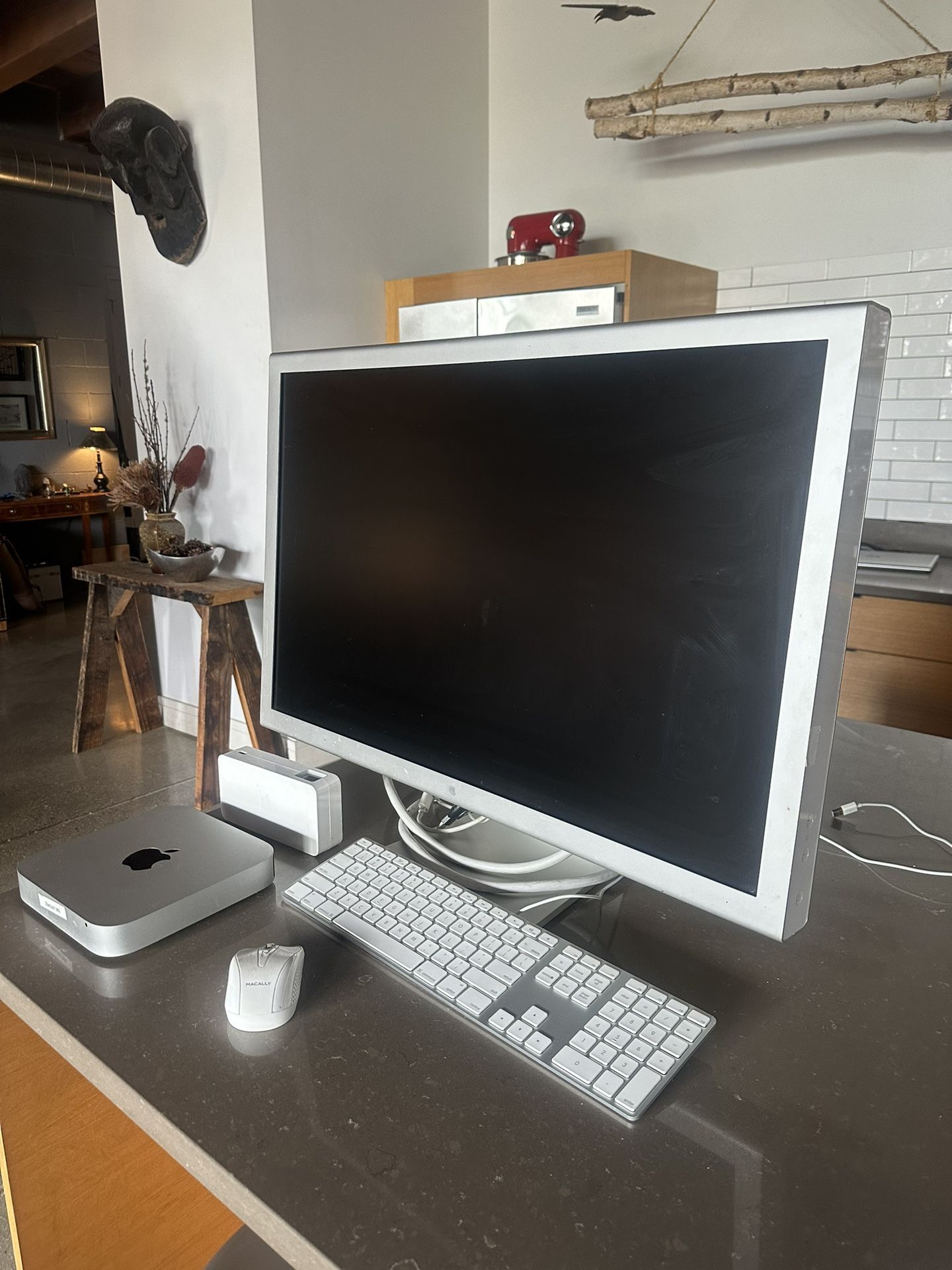 Apple Mac Mini , 30 In HD Monitor