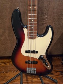 Fender Jazz Bass Pau Ferro Fingerboard