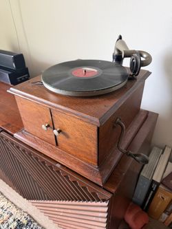 VINTAGE VICTROLA W/ RECORDS & NEEDLES