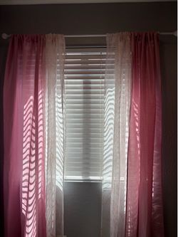 Pink girl’s room decor