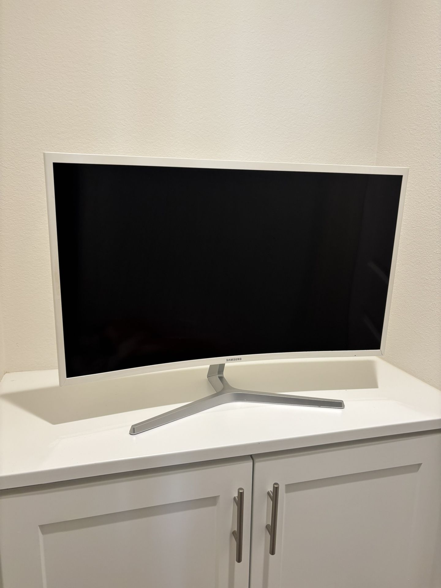 Samsung 32” Curved Monitor (White) – Excellent Condition