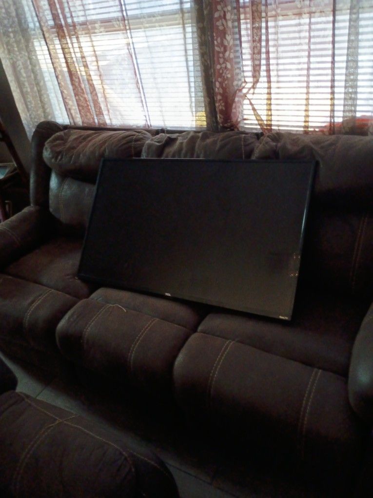 TCL Roku TV 42" - Smart TV Very Low Price - Negotiable