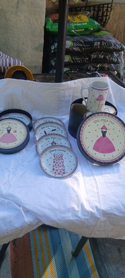 Girls night out plates and cups, 6 plates and 4 cups, 4 glasses