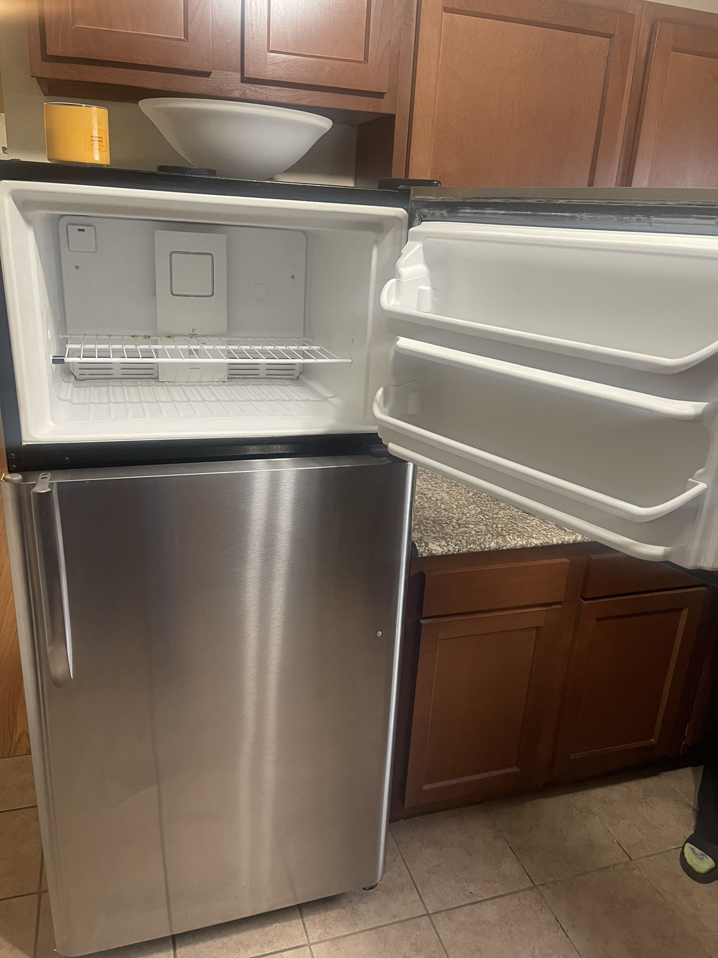 Refrigerator Also Have Matching Stove Microwave And Dishwasher