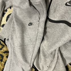 Size XL Nike Tech Top And Bottom 130$ Grey 