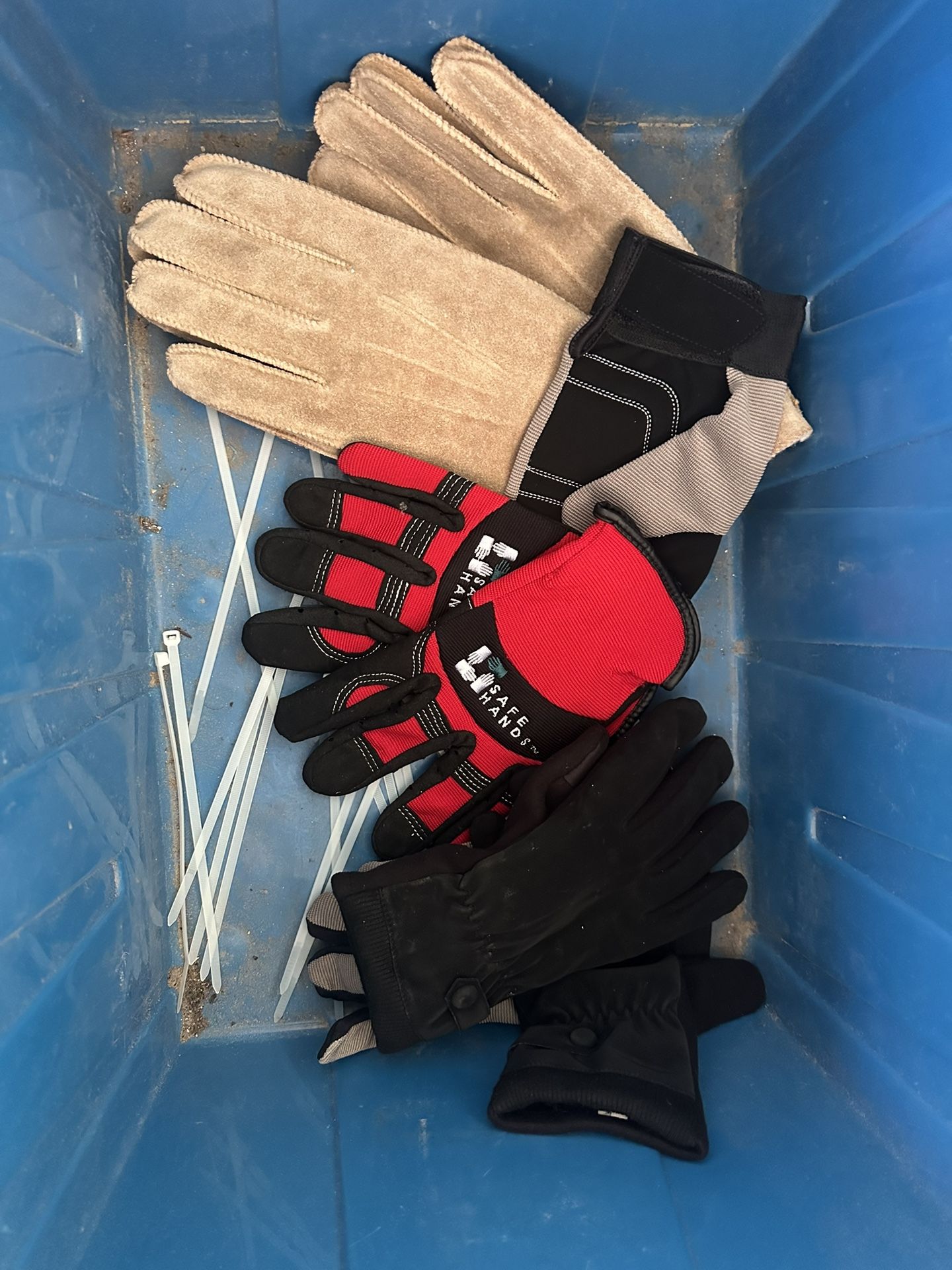 Gloves 