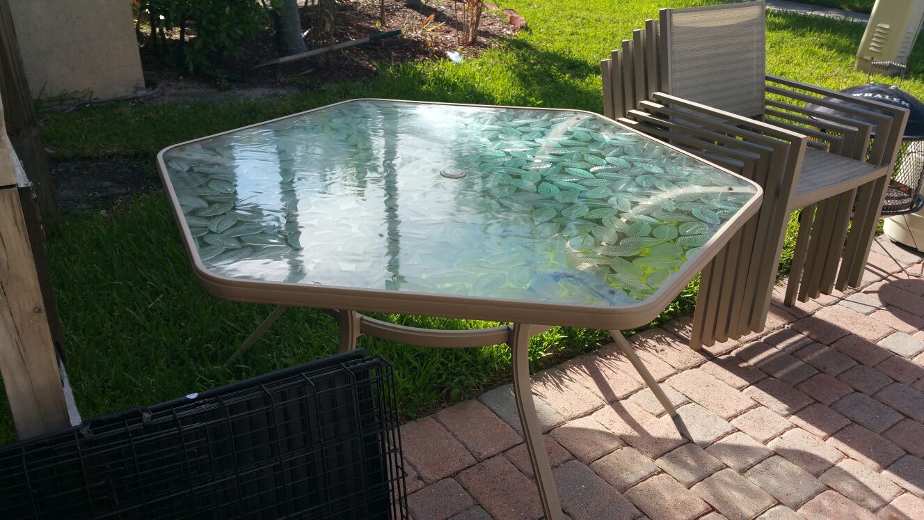 Metal Octagon glass top with etched on leaf pattern patio table and 6 metal chairs