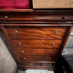 Wooden Dresser 6 Drawers - Like New 