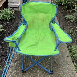 Kids little Folding Chair has cup holder on arm of chair has carrying bag