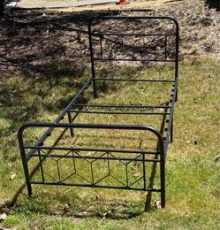 Bed frame twin