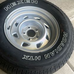 (1) Nexen 235/70R15 Tire 