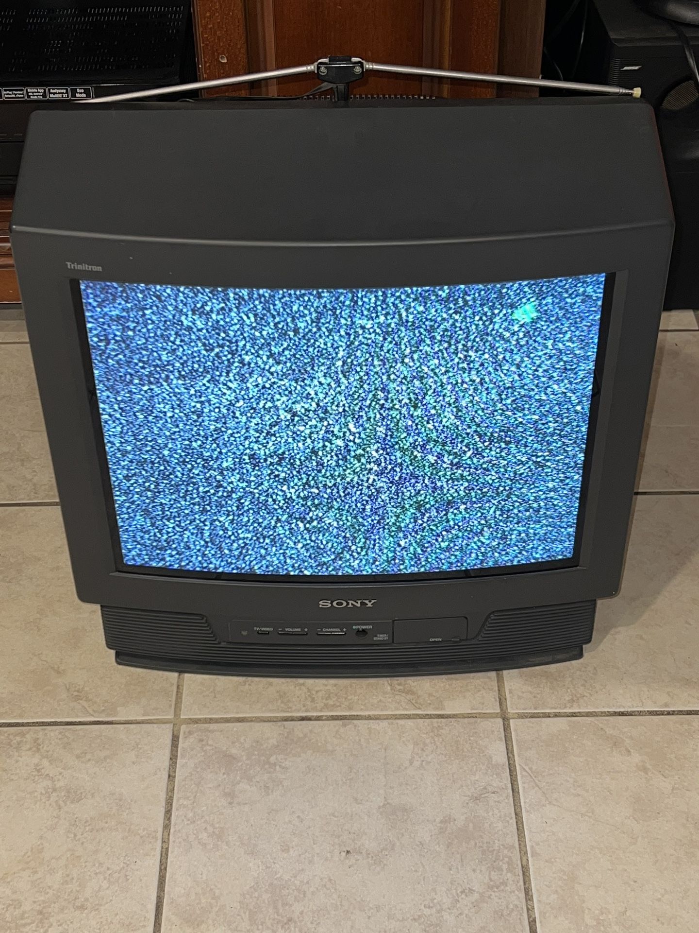 Sony Trinitron KV-20TR23 20" CRT TV Retro Gaming Television Vintage
