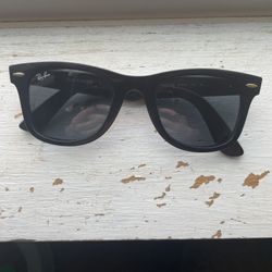 Authentic Ray-Ban Wayfarer RB2140 (50mm) – Black – Great Condition