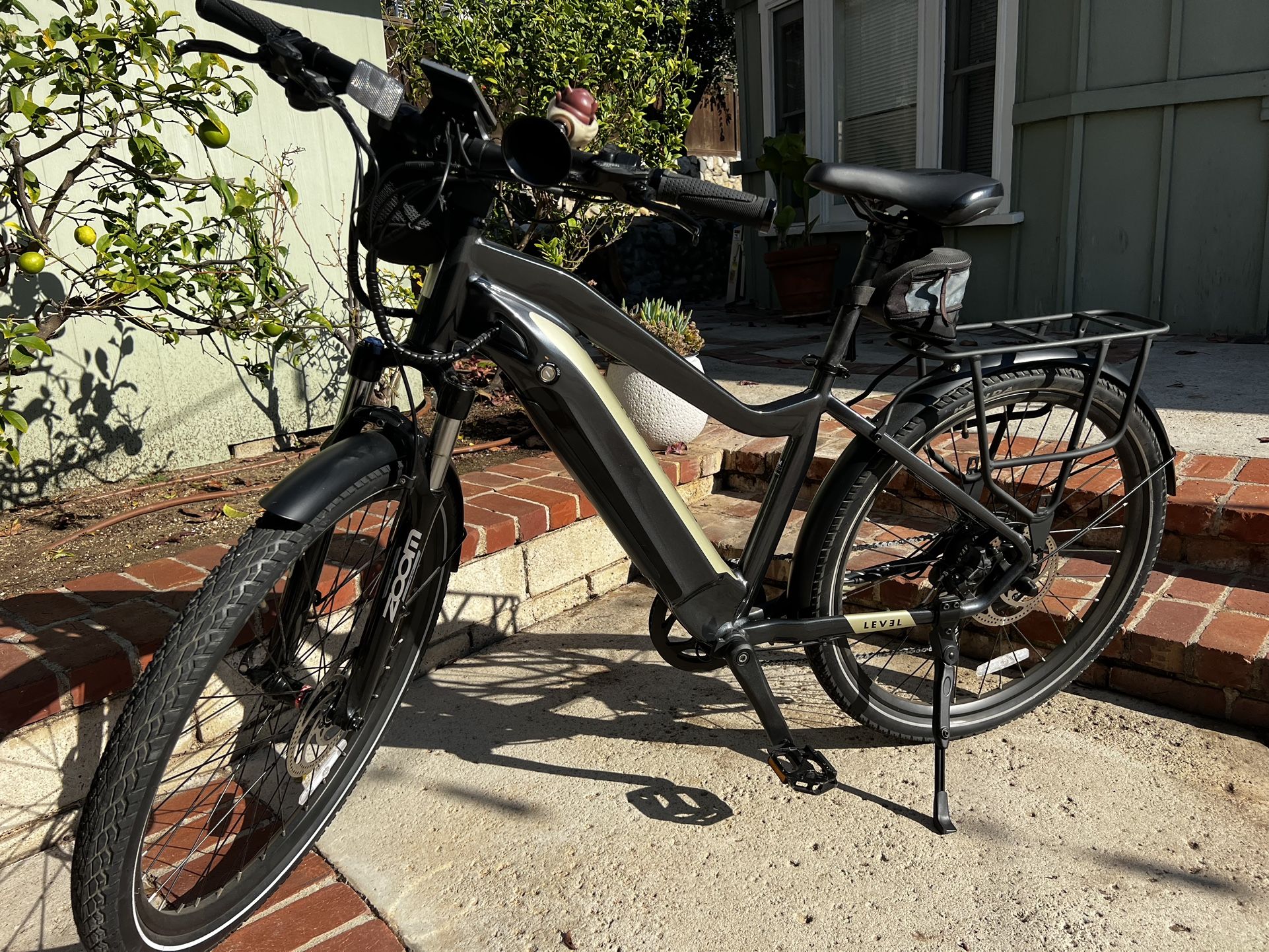 2023 AVENTON Level Commuter Ebike (Mint Condition) - The perfect Christmas present!