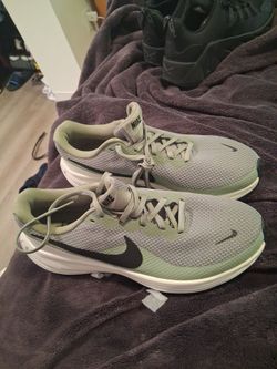 Brand new mens nike tennies shoes