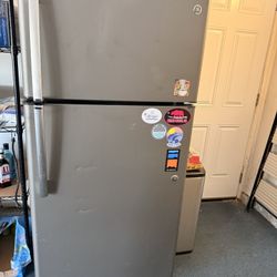 GE Refrigerator – Clean & Works Great – Ready to Go