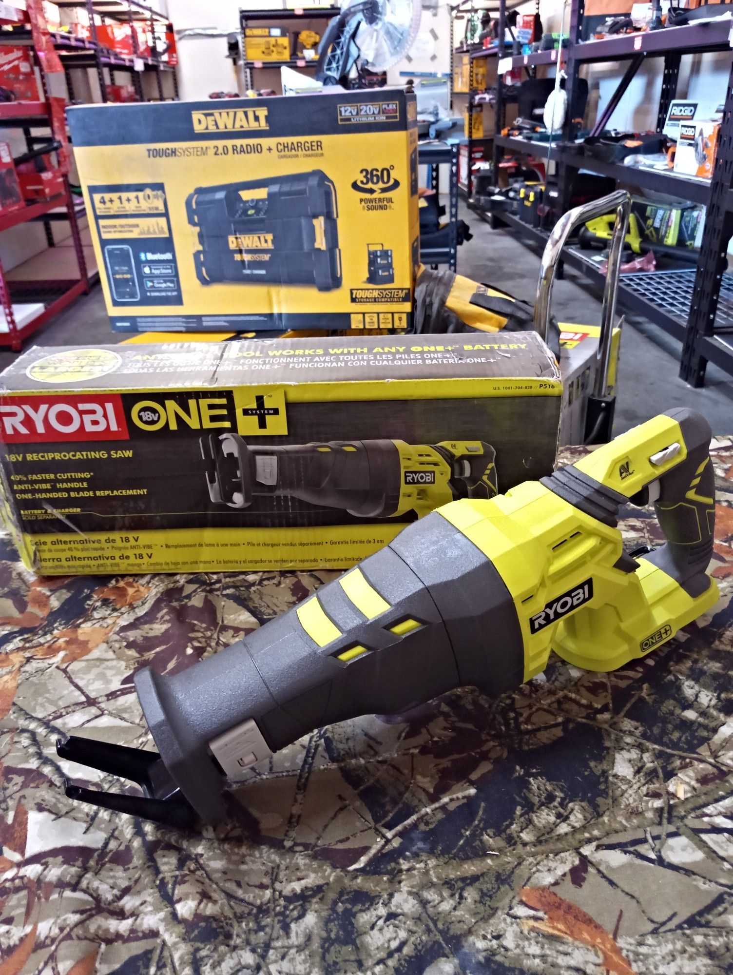 LIKE NEW ! IN ABSOLUTELY EXCELLENT CONDITION!! RYOBI 18 V RECIPROCATING SAW! TOOL ONLY !!