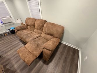 Couch with extendable leg rests
