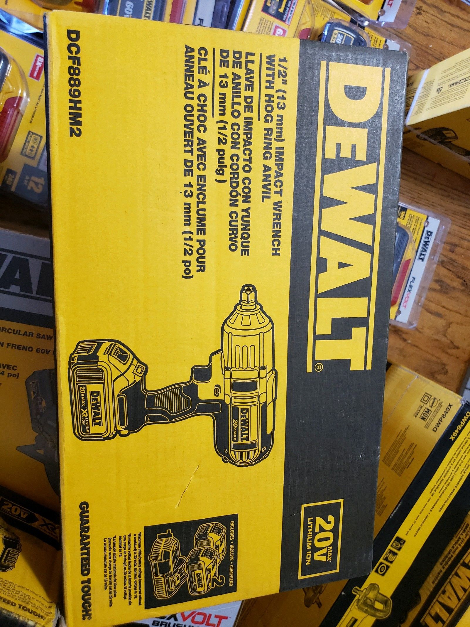 Dewalt DCF889HM2 20v 1/2" Impact Wrench w/ Hog Ring Anvil Kit w/ (2) 20v 4ah batteries