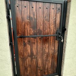 Side Gate