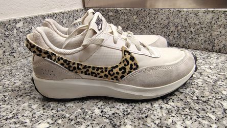 Nike Woman's waffle debut sz 9