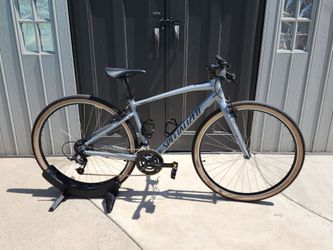 2022 Specialized Sirrus Adventure bike. Size Small. 700x38C Vittoria Torreno Dry tires.