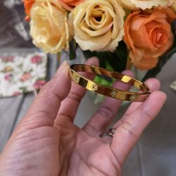 Elegant Gold Bracelet with Floral Accents