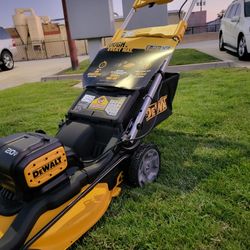 个
DEWALT
2x20V MAX 21 in. Cordless Battery Powered Self Propelled Lawn Mower Tool Only New