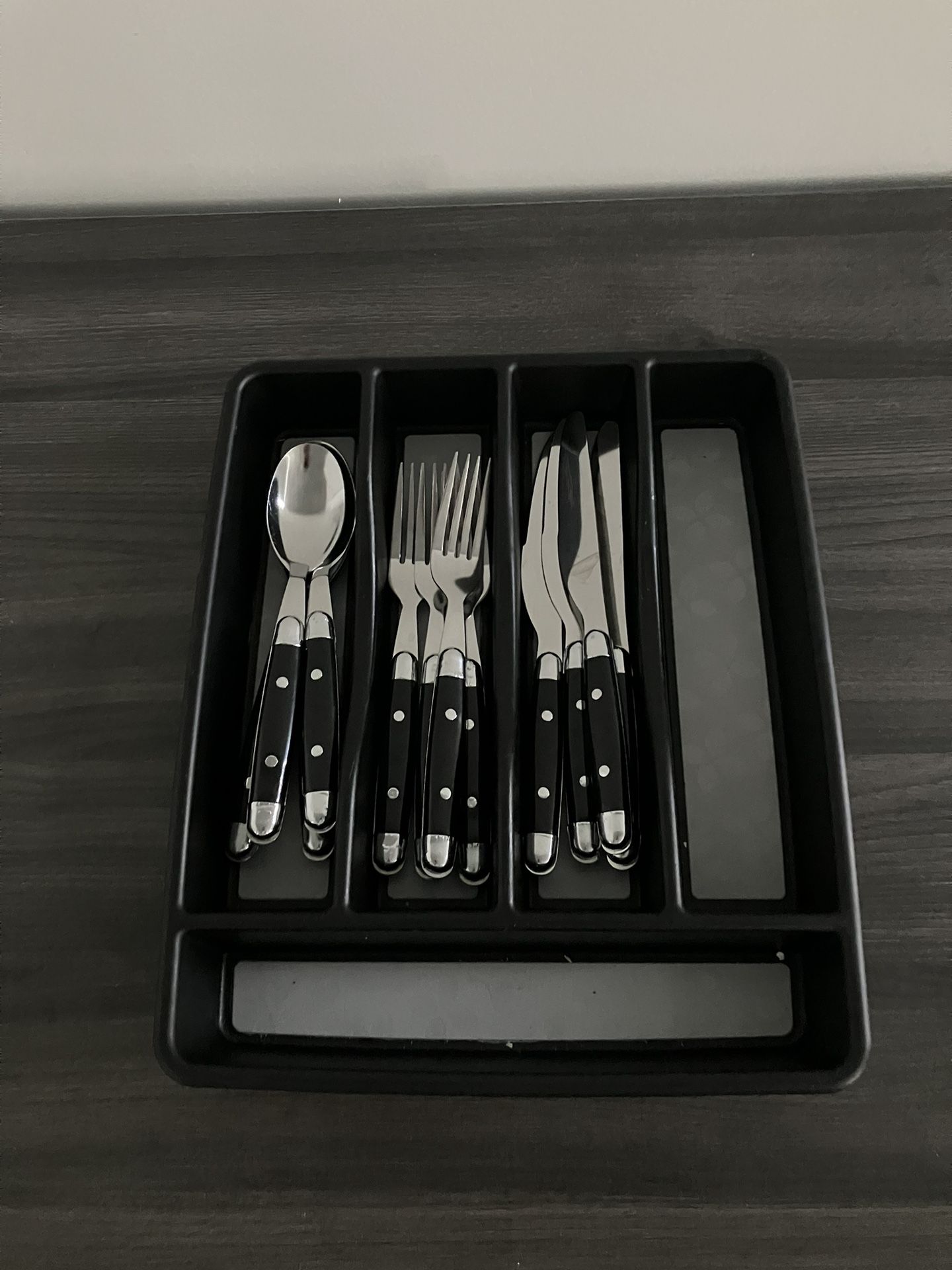 Bandeja de cubiertos pequeña con cuatro tenedores, cucharas, cuchillos
