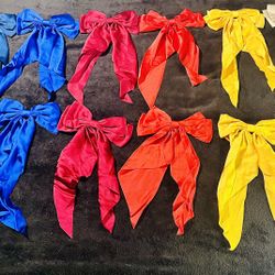 **Satin Hair Bow**: Add an elegant and sophisticated lazos