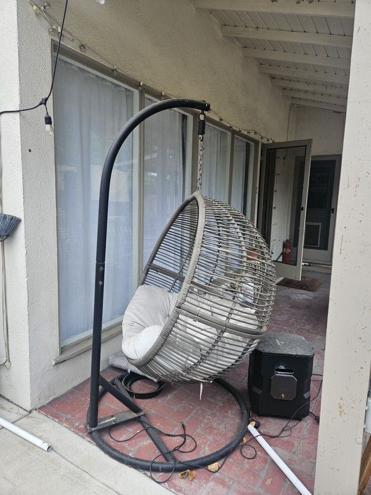 Hampton Bay Egg Swinging Egg Chair 