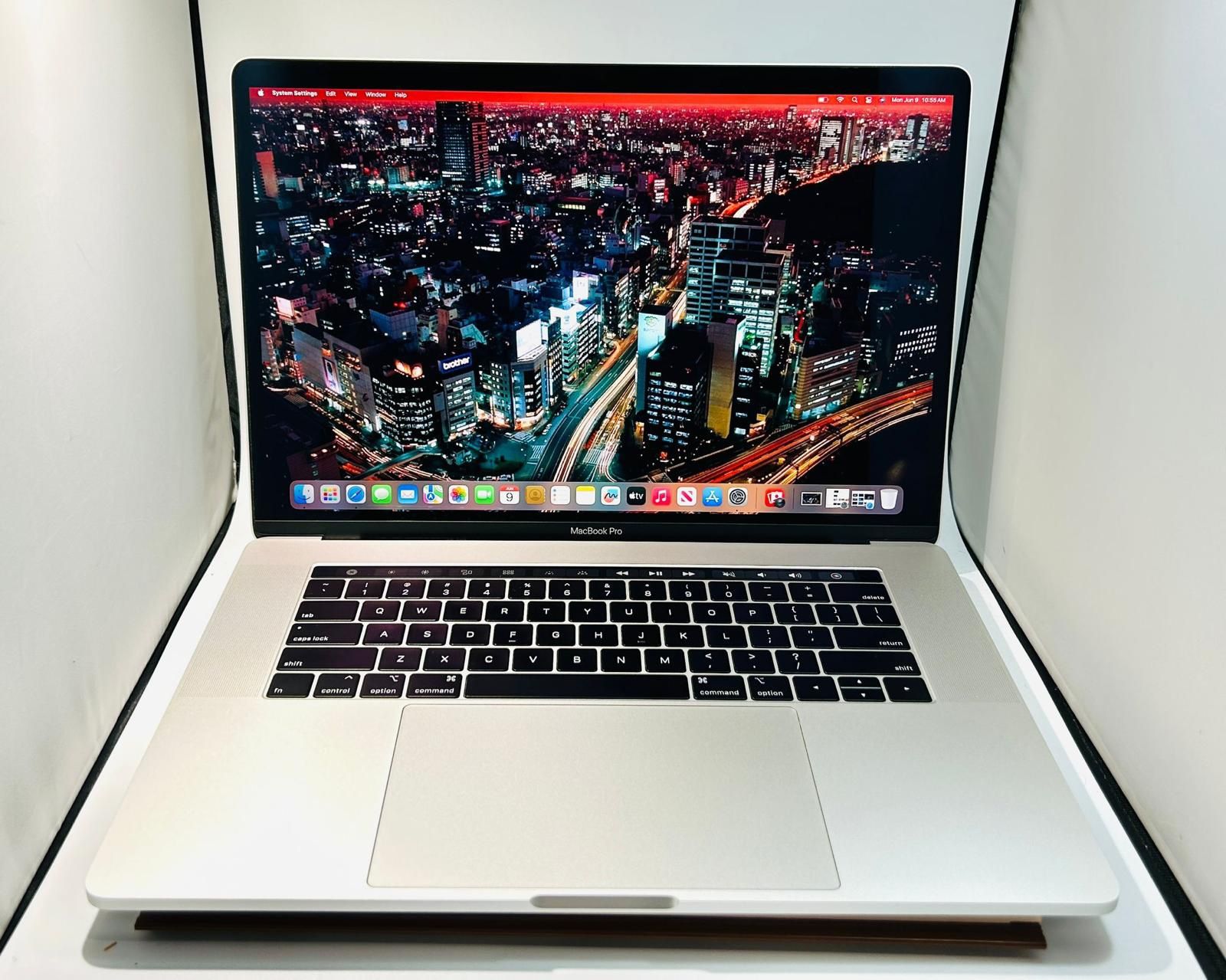 Apple MacBook Pro 15” 2019 Silver TouchBar 2.4Ghz 8-Core i9 32GB 1TB Radeon Pro Vega 16 Graphics