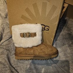 UGG Australia Classic Short Size 5