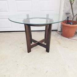 Dining Table In Excellent Condition 