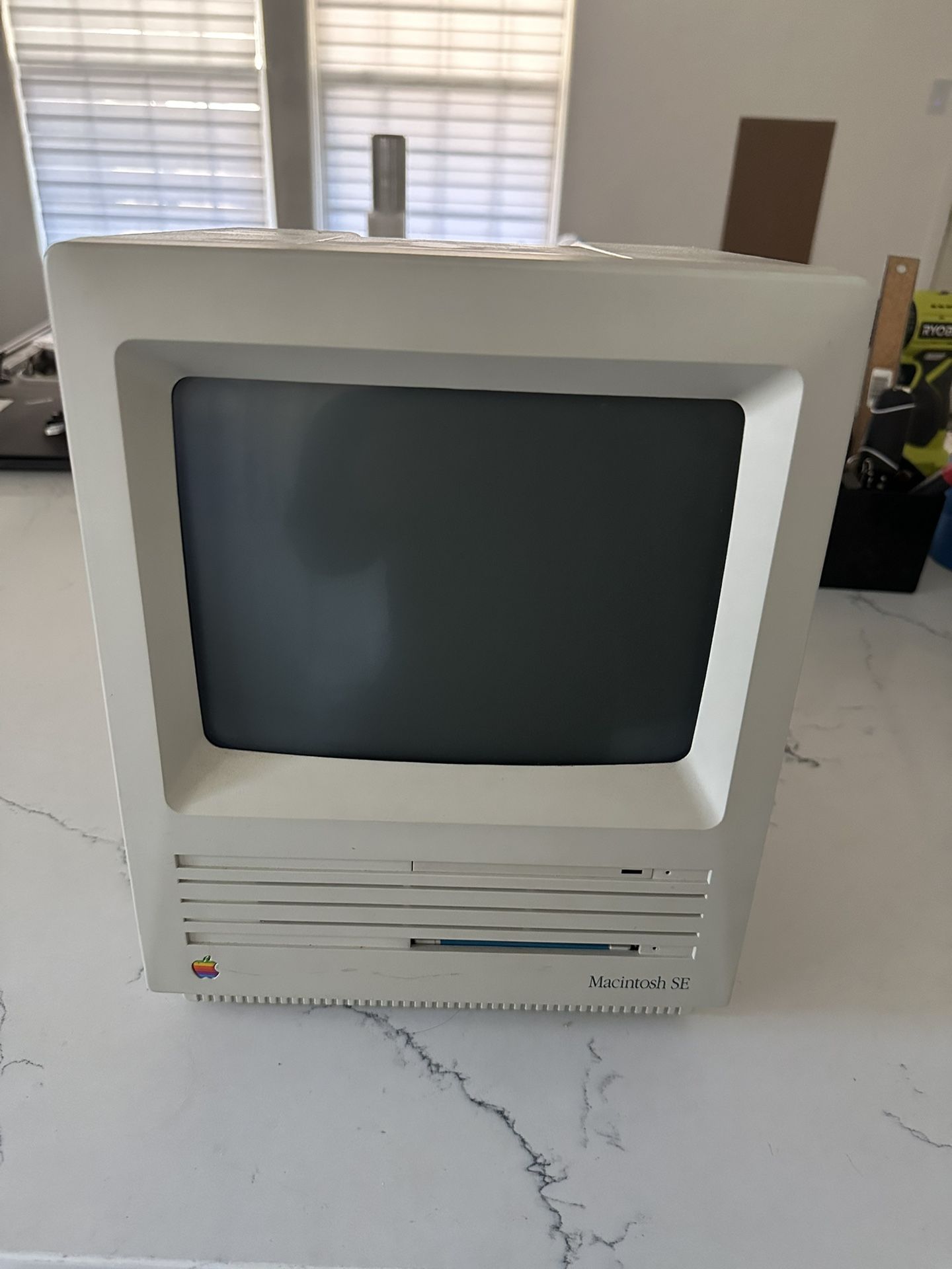 Vintage Macintosh SE Apple Computer PC Desktop