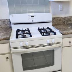 White Kenmore Gas Range. In Great Condition 