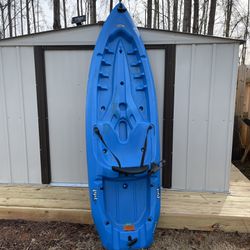 8 Ft Lotus kayak W/ Paddle