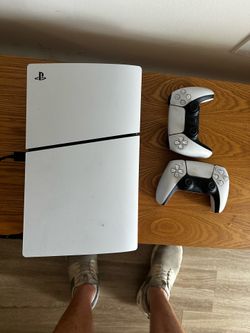 PS5 used only 4 months used ! Great condition