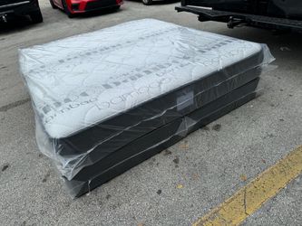NEW MATTRESS KING SIZE PLUSH WITH BOX SPRING